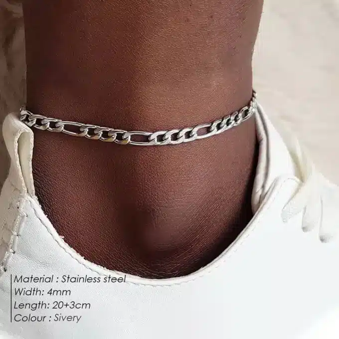 N7549d Chaine cheville homme Acier inox argenté maille figaro - Bijoux de pieds hommes en ligne Ninanina Chaîne cheville homme en acier inox argenté avec maille figaro portée - Bijou de pied raffiné et tendance par Ninanina