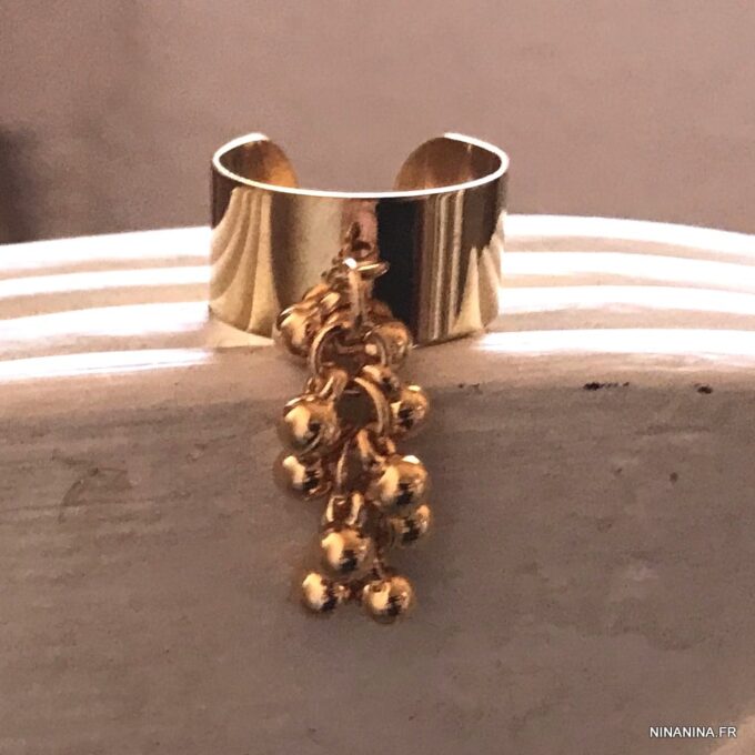 N7531b Bague breloque ronde grappe perles dorées réglable - Bijoux Bagues en ligne Ninanina