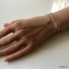 N7580b Bracelet avec bague reliée chaine fantaisie laiton doré - Bijoux Bracelets en ligne Ninanina