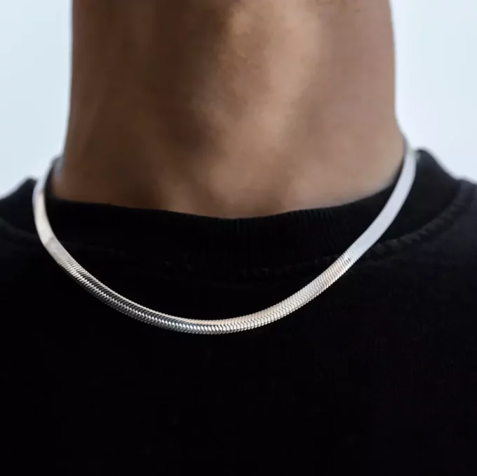 N7589D Chaine plate homme Acier Inoxydable 60 cm - Bijoux Chaines en ligne Ninanina Chaîne plate pour homme en acier inoxydable de 60 cm - Bijou élégant et durable disponible sur Ninanina