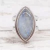 N7637b Bague Marquise Femme Pierre De Lune Et Argent 925 - Bijoux Bagues femmes en ligne Ninanina Gros plan sur la bague marquise en argent sterling 925 avec pierre de lune naturelle - Design féminin et sophistiqué