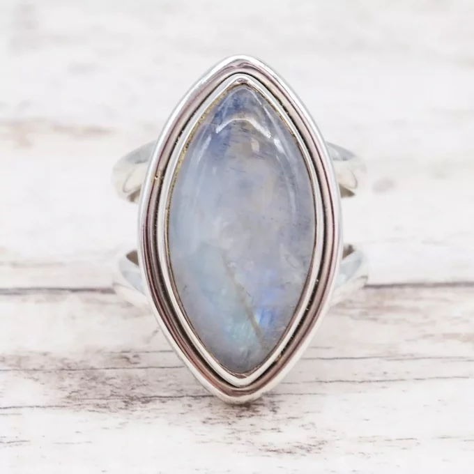 N7637b Bague Marquise Femme Pierre De Lune Et Argent 925 - Bijoux Bagues femmes en ligne Ninanina Gros plan sur la bague marquise en argent sterling 925 avec pierre de lune naturelle - Design féminin et sophistiqué