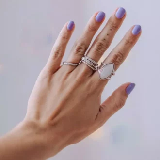 Bague marquise en argent sterling 925 avec double bande et pierre de lune naturelle - Bijou unique et artisanal pour femmeBague marquise en argent sterling 925 avec double bande et pierre de lune naturelle portée sur main de femme - Bijou unique et artisanal pour femme