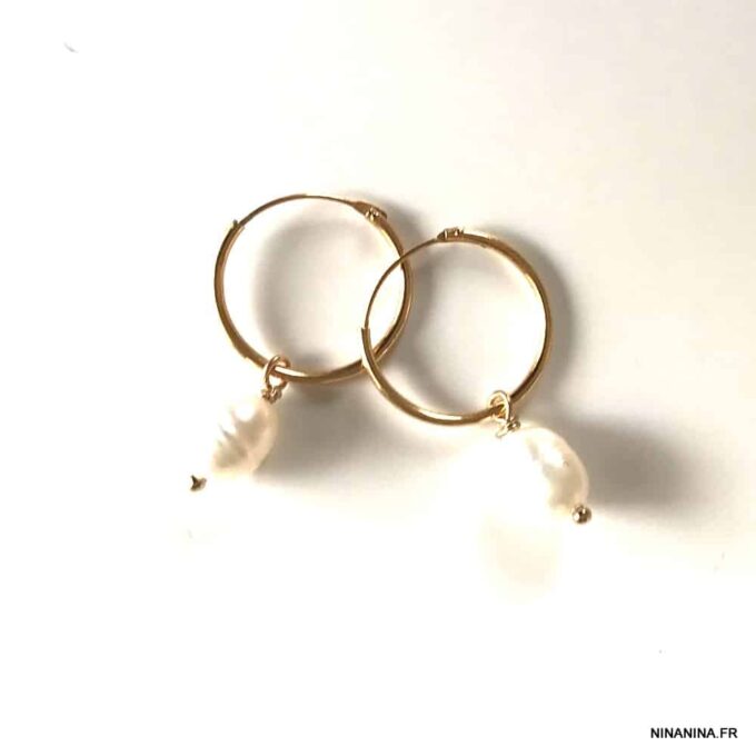 N7665b Creoles perles d'eau douce blanches plaqué or 14 mm - Bijoux Boucles d'oreilles en ligne Ninanina