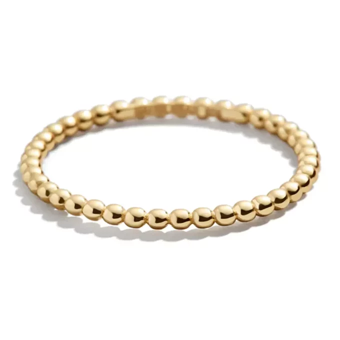 La “Bague pouce femme perlée fine Argent massif 925 plaqué or” est un bijou destiné à être porté sur le pouce. Elle est conçue en argent massif 925 et plaquée or pour une finition luxueuse. Les perles ajoutent une touche d’élégance et de sophistication. Cette bague peut être portée pour diverses occasions, comme un accessoire de mode quotidien ou pour des événements spéciaux. Elle peut aussi être un cadeau significatif pour un être cher.