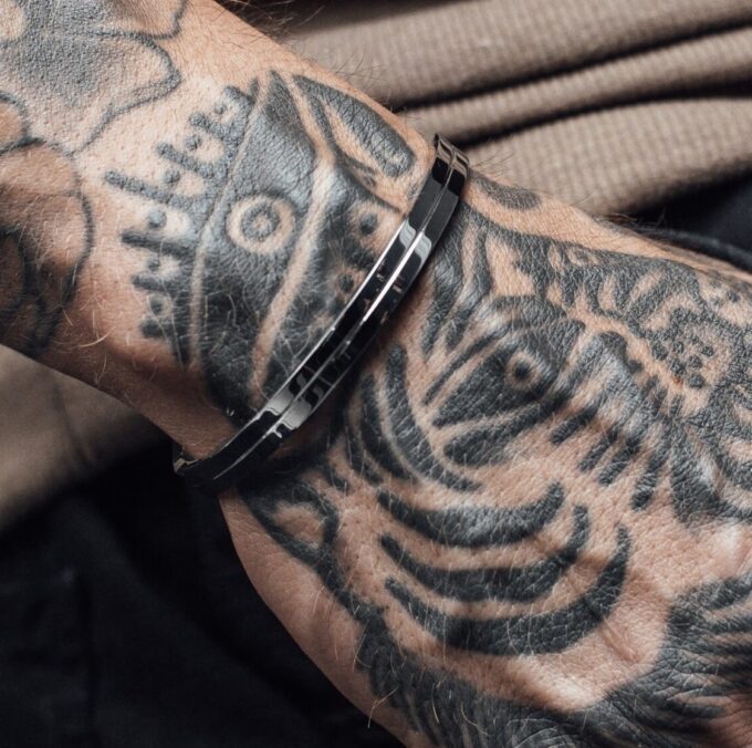 N7679b bracelet-fin-homme-manchette-acier-inoxydable - Bijoux Bracelets manchettes en ligne Ninanina