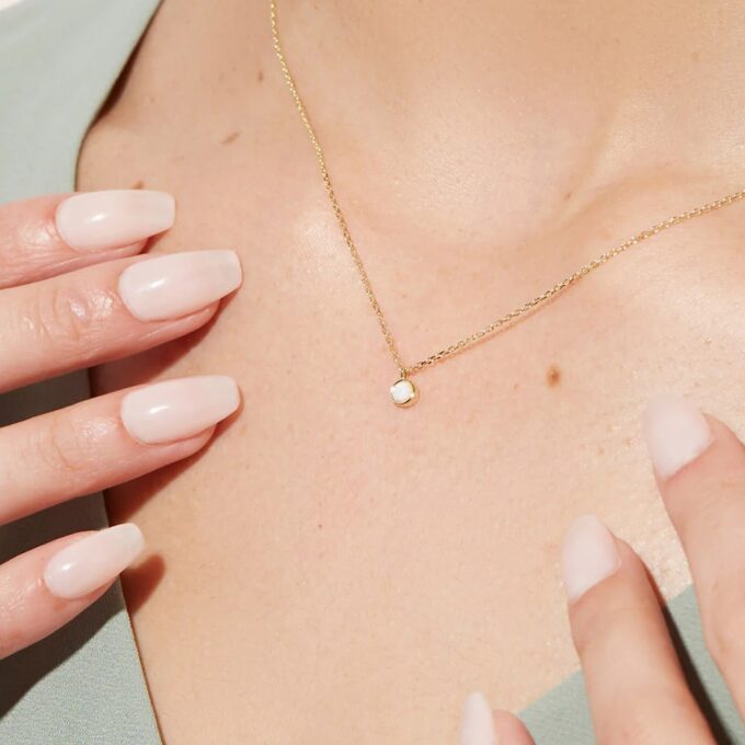 N7725a Collier Opale blanche pendentif rond Argent plaqué or - Bijoux Colliers en ligne Ninanina