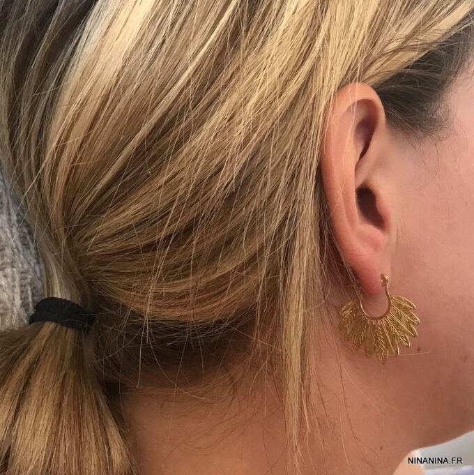 N7744b Boucles d oreilles boheme chic plume acier inox doré - Bijoux Boucles d'oreilles en ligne Ninanina