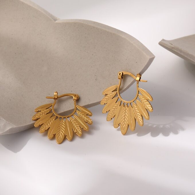 N7744g Boucles d oreilles boheme chic plume acier inox doré - Bijoux Boucles d'oreilles en ligne Ninanina