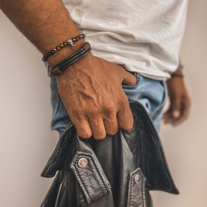 N7834c Bracelet homme perle tete de mort oeil de tigre et onyx - Bijoux Bracelets en ligne Ninanina