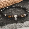 N7834f Bracelet homme perle tete de mort oeil de tigre et onyx - Bijoux Bracelets en ligne Ninanina