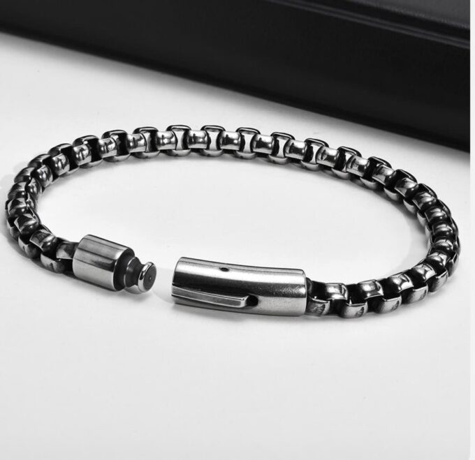 N7975g Bracelet maille venitienne acier inoxydable homme - Bijoux Bracelets en ligne Ninanina Ajoutez une touche de classe et de virilité à votre style avec ce splendide Bracelet maille venitienne acier inoxydable homme ! Classe, brut, raçé, ce Bracelet en Acier inoxydable et sa maille ronde indémodable donnera toute sa dimension sur un poignet fort! Un bracelet acier inoxydable long de 21 cm qui a lui seul vous confortera dans votre masculinité!