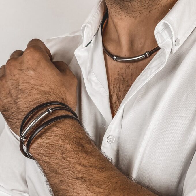 Découvrez cet élégant Collier cuir homme barre incurvée Acier inoxydable composé d'une barre incurvée en acier inoxydable montée sur un cordon epais en cuir noir. Un accessoire polyvalent maintenu par un élégant fermoir mousqueton en acier inoxydable sûr et efficace. Sa combinaison de cuir de qualité et d'acier inoxydable en fait un accessoire durable qui résistera à l'épreuve du temps.