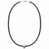 N7993 Collier homme en cuir tete de mort Acier inoxydable - Bijoux Colliers en ligne Ninanina Découvrez cet élégant Collier homme en cuir tete de mort Acier inoxydable composé d'une barre incurvée en acier inoxydable montée sur un cordon epais en cuir noir tressé. Un accessoire polyvalent maintenu par un élégant fermoir mousqueton en acier inoxydable sûr et efficace. Sa combinaison de cuir de qualité et d'acier inoxydable en fait un accessoire durable qui résistera à l'épreuve du temps.