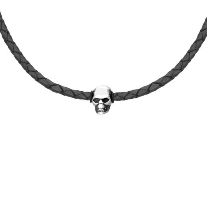 N7993a Collier homme en cuir tete de mort Acier inoxydable - Bijoux Colliers en ligne Ninanina Découvrez cet élégant Collier homme en cuir tete de mort Acier inoxydable composé d'une barre incurvée en acier inoxydable montée sur un cordon epais en cuir noir tressé. Un accessoire polyvalent maintenu par un élégant fermoir mousqueton en acier inoxydable sûr et efficace. Sa combinaison de cuir de qualité et d'acier inoxydable en fait un accessoire durable qui résistera à l'épreuve du temps.
