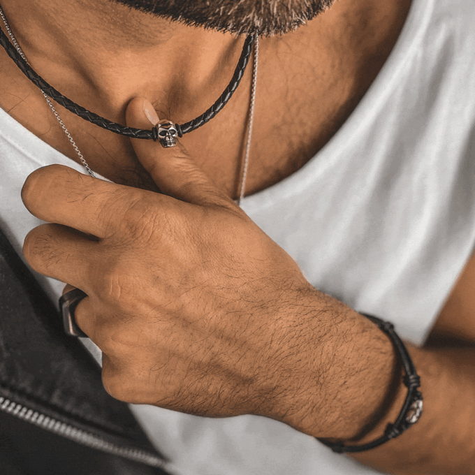 N7993b Collier homme en cuir tete de mort Acier inoxydable - Bijoux Colliers en ligne Ninanina Découvrez cet élégant Collier homme en cuir tete de mort Acier inoxydable composé d'une barre incurvée en acier inoxydable montée sur un cordon epais en cuir noir tressé. Un accessoire polyvalent maintenu par un élégant fermoir mousqueton en acier inoxydable sûr et efficace. Sa combinaison de cuir de qualité et d'acier inoxydable en fait un accessoire durable qui résistera à l'épreuve du temps.