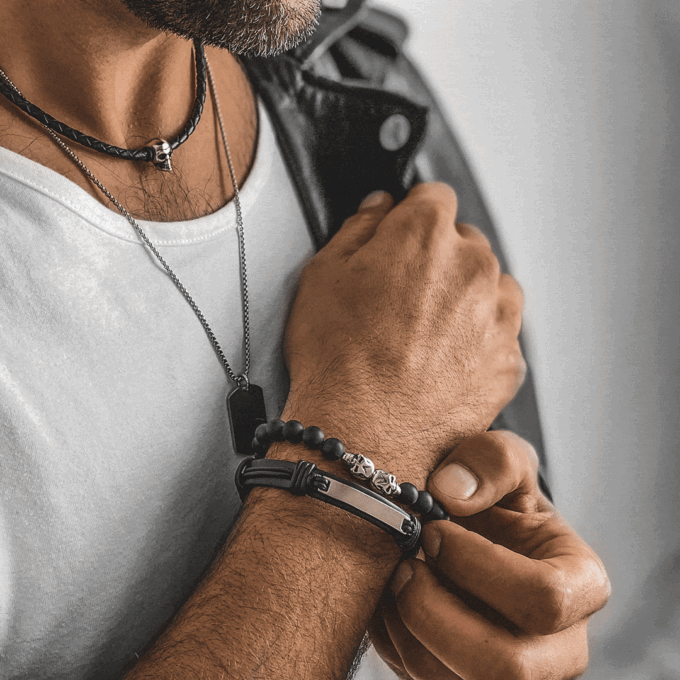 N7993d Collier homme en cuir tete de mort Acier inoxydable - Bijoux Colliers en ligne Ninanina Découvrez cet élégant Collier homme en cuir tete de mort Acier inoxydable composé d'une barre incurvée en acier inoxydable montée sur un cordon epais en cuir noir tressé. Un accessoire polyvalent maintenu par un élégant fermoir mousqueton en acier inoxydable sûr et efficace. Sa combinaison de cuir de qualité et d'acier inoxydable en fait un accessoire durable qui résistera à l'épreuve du temps.