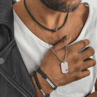 Découvrez cet élégant Collier homme en cuir tete de mort Acier inoxydable composé d'une barre incurvée en acier inoxydable montée sur un cordon epais en cuir noir tressé. Un accessoire polyvalent maintenu par un élégant fermoir mousqueton en acier inoxydable sûr et efficace. Sa combinaison de cuir de qualité et d'acier inoxydable en fait un accessoire durable qui résistera à l'épreuve du temps.