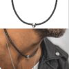 N7993g Collier homme en cuir tete de mort Acier inoxydable - Bijoux Colliers en ligne Ninanina Découvrez cet élégant Collier homme en cuir tete de mort Acier inoxydable composé d'une barre incurvée en acier inoxydable montée sur un cordon epais en cuir noir tressé. Un accessoire polyvalent maintenu par un élégant fermoir mousqueton en acier inoxydable sûr et efficace. Sa combinaison de cuir de qualité et d'acier inoxydable en fait un accessoire durable qui résistera à l'épreuve du temps.