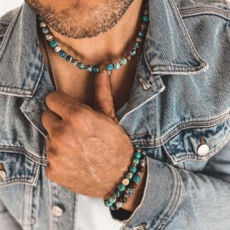 Laissez-vous séduire par l’élégance et la sobriété de ce Collier Pierre Naturelle Homme Jaspe Bleu Hématite Or  ! Long de 45 cm, il se compose de perles rondes en jaspe bleu et de rondelles en hématite doré et se termine par un fermoir solide qui garantit un ajustement sécurisé et confortable. Les perles de jaspe bleu de 8 mm de diamètre sont soigneusement sélectionnées pour leur couleur vibrante et leur finition lisse. Chaque perle est polie à la main pour créer une surface brillante et agréable au toucher. Les perles d'hématite dorée ajoutent une touche de luxe et de sophistication à l'ensemble. La combinaison du jaspe bleu et de l'hématite crée un contraste saisissant qui attire le regard.