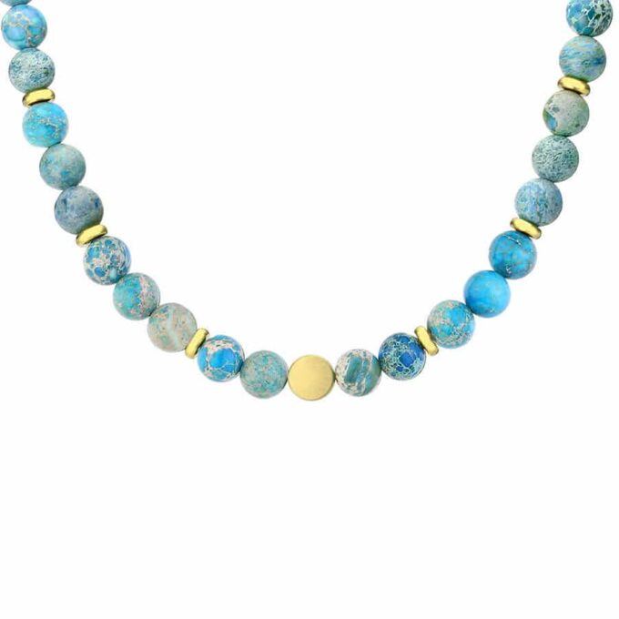 N7994b Collier Pierre Naturelle Homme Jaspe Bleu Hématite Or - bijoux Colliers en ligne Ninanina Laissez-vous séduire par l’élégance et la sobriété de ce Collier Pierre Naturelle Homme Jaspe Bleu Hématite Or  ! Long de 45 cm, il se compose de perles rondes en jaspe bleu et de rondelles en hématite doré et se termine par un fermoir solide qui garantit un ajustement sécurisé et confortable. Les perles de jaspe bleu de 8 mm de diamètre sont soigneusement sélectionnées pour leur couleur vibrante et leur finition lisse. Chaque perle est polie à la main pour créer une surface brillante et agréable au toucher. Les perles d'hématite dorée ajoutent une touche de luxe et de sophistication à l'ensemble. La combinaison du jaspe bleu et de l'hématite crée un contraste saisissant qui attire le regard.