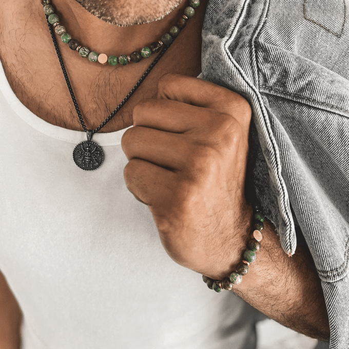 Vous allez craquer par l’élégance et la sobriété de ce Collier Jaspe Vert Homme Boules 8mm Hématite Or  ! Long de 45 cm, il se compose de perles rondes en jaspe vert et de rondelles en hématite doré et se termine par un fermoir solide qui garantit un ajustement sécurisé et confortable.