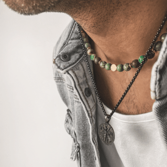 Vous allez craquer par l’élégance et la sobriété de ce Collier Jaspe Vert Homme Boules 8mm Hématite Or  ! Long de 45 cm, il se compose de perles rondes en jaspe vert et de rondelles en hématite doré et se termine par un fermoir solide qui garantit un ajustement sécurisé et confortable.