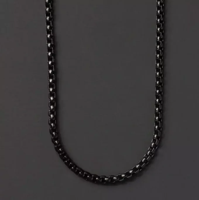 Gros blanc sur Chaîne vénitienne en acier noir 3 mm posée sur un fond gris, bijou artisanal pour homme à prix accessible