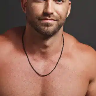 Chaîne homme pas chère en maille vénitienne portée par un homme barbu et torse nu, acier noir 3 mm, bijou fait main avec soin.