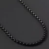 Détail sur la maille du Collier homme économique : maille vénitienne en acier noir, fait main avec précision, largeur 3 mm