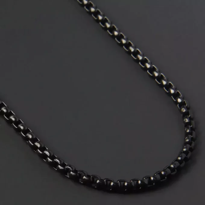 Détail sur la maille du Collier homme économique : maille vénitienne en acier noir, fait main avec précision, largeur 3 mm