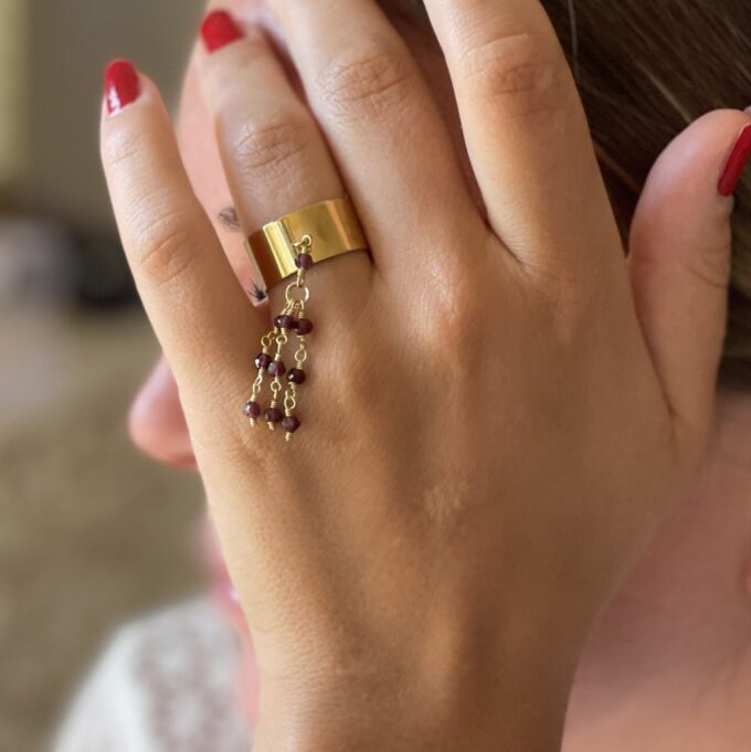 N8102c Bague Breloque Doré Acier et Pompon en Pierre Grenat - Bijoux Bagues en ligne Ninanina