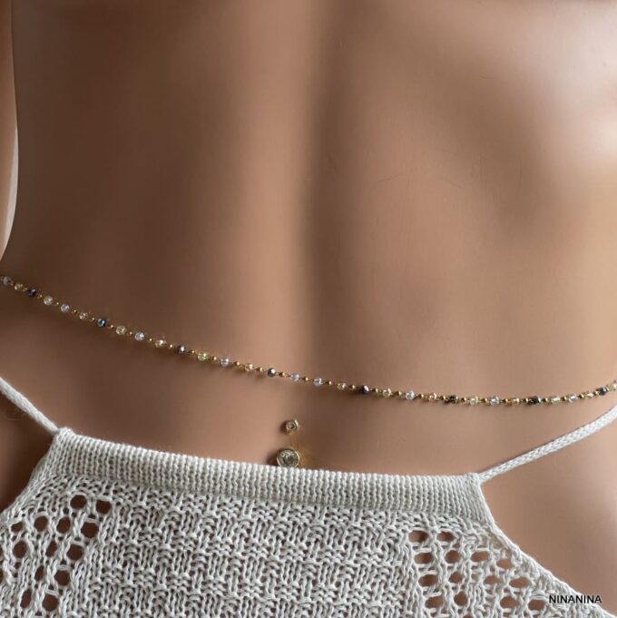 N8121d Chaine De tailles Or Perles Colorées Cristal Acier Doré Fait Main En France - Bijoux de Corps en ligne Ninanina Gros plan sur Zoom sur Chaine De tailles Or Perles Colorées Cristal Acier Doré Fait Main En France par Ninanina portée avec une jupe crochetée blanche de style boheme