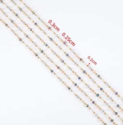 N8121e Chaine De tailles Or Perles Colorées Cristal Acier Doré Fait Main En France - Bijoux de Corps en ligne Ninanina Détails des perles composant la Chaine De tailles Or Perles Colorées Cristal Acier Doré Fait Main En France par Ninanina non portée sur fond blanc