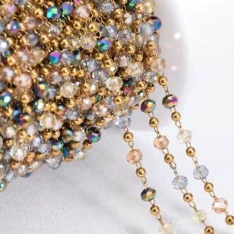 Détails des perles composant la Chaine De tailles Or Perles Colorées Cristal Acier Doré Fait Main En France par Ninanina non portée sur fond blanc