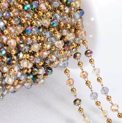 N8121f Chaine De tailles Or Perles Colorées Cristal Acier Doré Fait Main En France - Bijoux de Corps en ligne Ninanina Détails des perles composant la Chaine De tailles Or Perles Colorées Cristal Acier Doré Fait Main En France par Ninanina non portée sur fond blanc