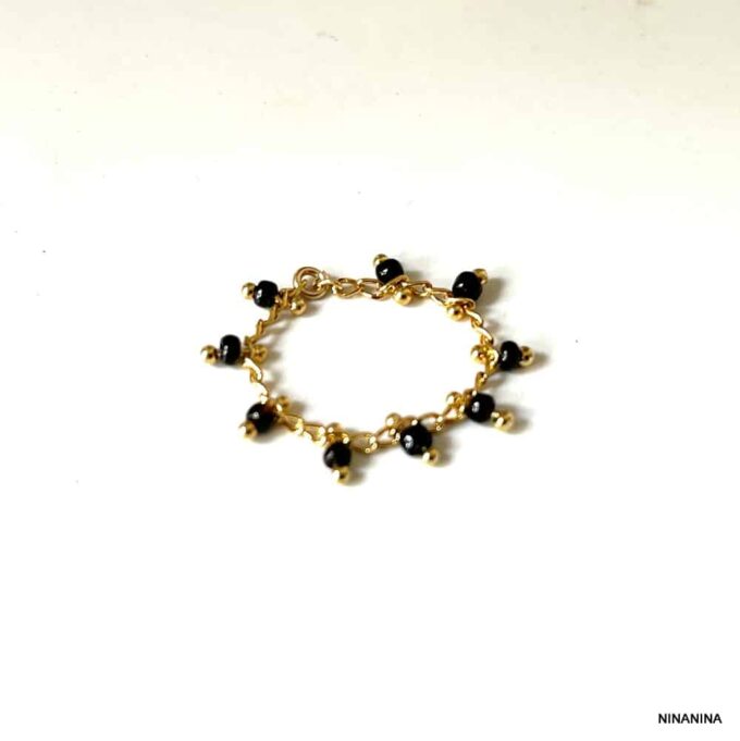 N8137a Bague Perlée Femme chainette laiton doré perles noires - Bijoux Bagues en ligne Ninanina