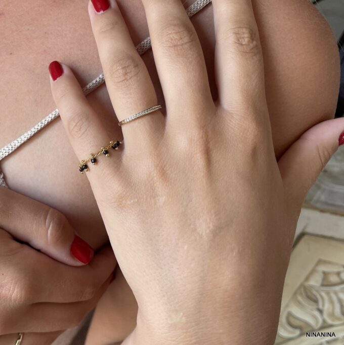 N8137i Bague Perlée Femme chainette laiton doré perles noires - Bijoux Bagues en ligne Ninanina