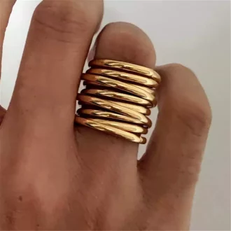 Gros plan sur Bijou moderne : bague femme large en acier inoxydable doré avec plusieurs rangs portée - Style chic et minimaliste