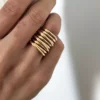 Bijou moderne : bague femme large en acier inoxydable doré avec plusieurs rangs portée - Style chic et minimaliste