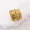 Bague femme large en acier inoxydable doré avec design multi rang sur fond blanc - Bijou élégant et moderne