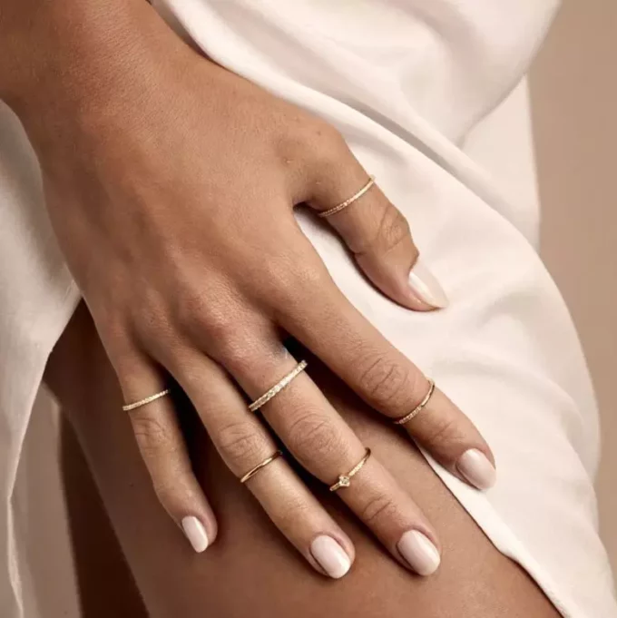 N8205a Bague De Phalange Femme Argent Plaqué Or Zirconium - Bijoux Bagues de phalanges en ligne Ninanina Bague de phalange artisanale pour femme, en argent plaqué or et zirconium étincelant portée avec d'autres bagues