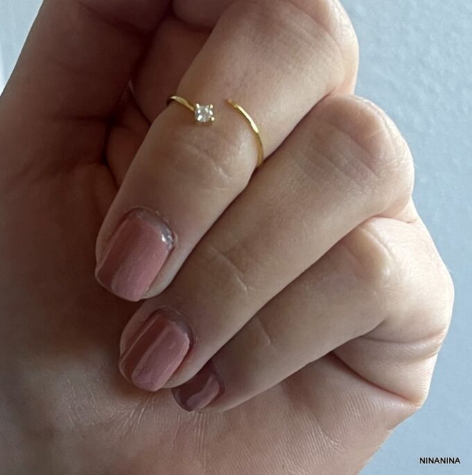 N8205G Bague De Phalange Femme Argent Plaqué Or Zirconium - Bijoux Bagues de phalanges en ligne Ninanina Bague de phalange artisanale pour femme, en argent plaqué or et zirconium étincelant portée