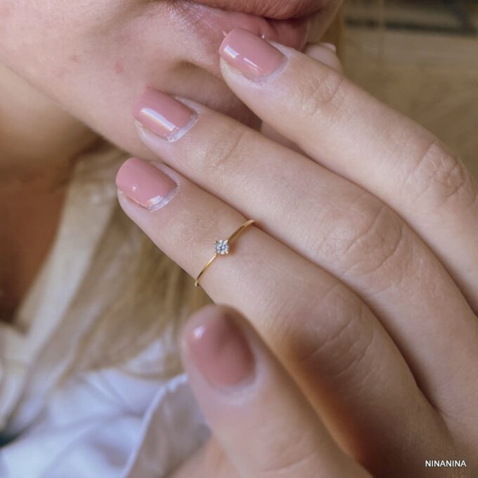 N8205I Bague De Phalange Femme Argent Plaqué Or Zirconium - Bijoux Bagues de phalanges en ligne Ninanina Bague de phalange pour femme en argent plaqué or, ornée de zirconium, création Ninanina portée en gros plan