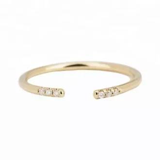 Bague Première Phalange Argent Plaqué Or, ornée de zirconiums ou diamants synthétiques à chaque extremité, avec un design élégant et moderne en gros plan avec détails précis sur fond blanc - Design moderne et raffiné