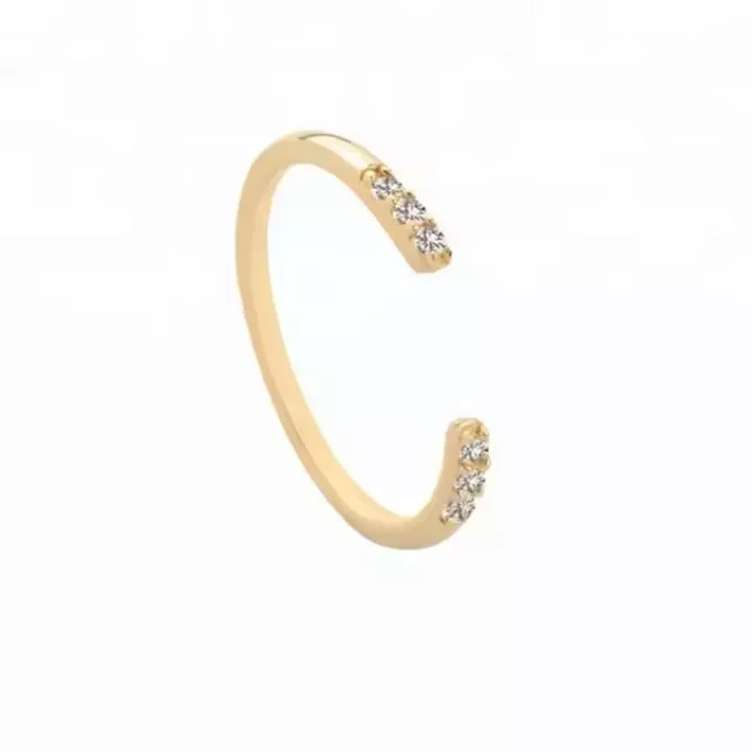 N8222b Bague Première Phalange Argent Plaqué Or Zirconium - Bijoux Bagues Femmes en ligne Ninanina Gros plan avec détails précis de la bague Première Phalange Argent Plaqué Or, ornée de zirconiums ou diamants synthétiques à chaque extremité, avec un design élégant et moderne sur fond blanc - Design moderne et raffiné