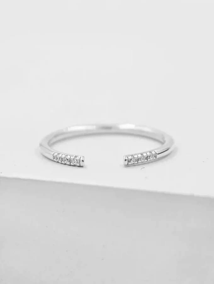 N8222f Bague Première Phalange Argent Plaqué Or Zirconium - Bijoux Bagues Femmes en ligne Ninanina Bague de phalange ouverte en argent, ornée de zirconiums ou diamants synthétiques à chaque extremité, avec un design élégant et moderne en gros plan avec détails précis sur fond blanc - Design moderne et raffiné