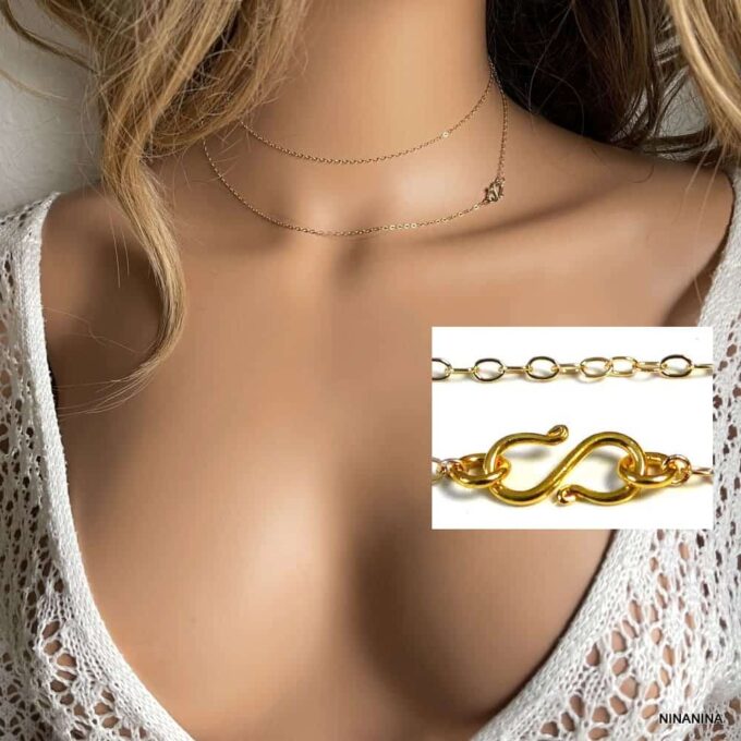 Collier infini délicat en or 14k gold filled, sautoir chic fait main par Ninanina porté en collier court (2 tours) et le fermoir infini en gros plan