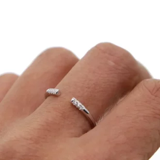 Bijou pour femme : bague ouverte en argent sterling 925 ornée d'un diamant synthétique zirconium porté sur mai en gros plan - Design moderne et raffiné