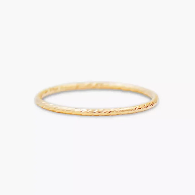 N8252b Bague Pour Le Petit Doigt Ou Phalange Anneau Acier Doré - Bijoux Bagues femmes en ligne Ninanina Zoom sur la bague anneau en acier inoxydable doré adaptée pour le petit doigt ou la phalange sur fond blanc - Bijou minimaliste et chic